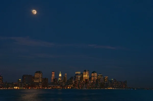 Місяць над Манхеттен — стокове фото