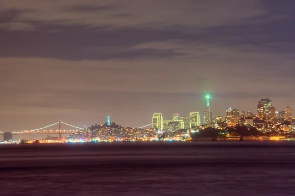 Skyline de San Francisco por la noche — Foto de Stock