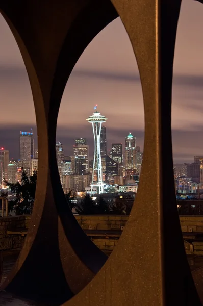 Raumnadel und Seattle Skyline gerahmt — Stockfoto