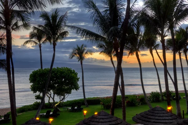 手のひらの下でマウイ島の夕日 — ストック写真