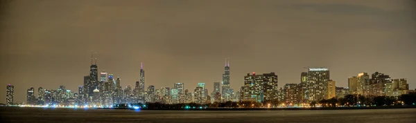 Chicago skyline panorama's nachts — Stockfoto