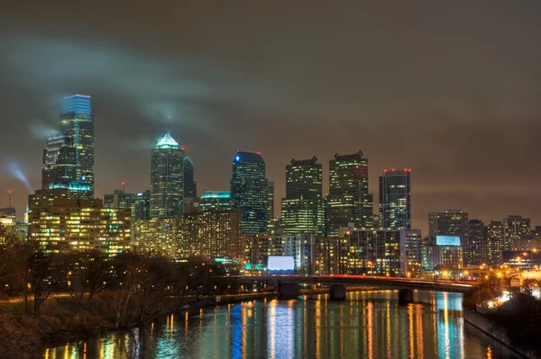 Die Skyline von Philadelphia bei Nacht — Stockfoto