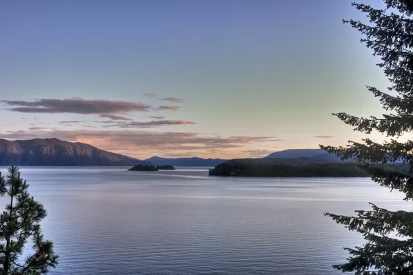 Eilanden van lake pend oreille zonsondergang — Stockfoto