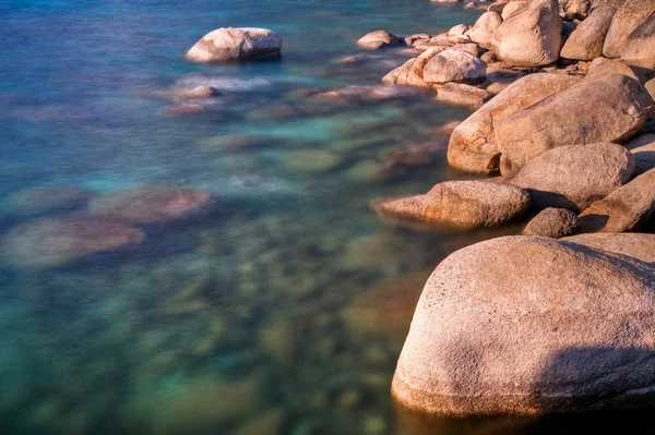 tahoe Gölü kıyısındaki