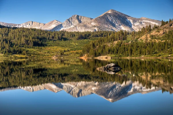 Mamut Peak Reflexionando sobre el Lago Tioga —  Fotos de Stock