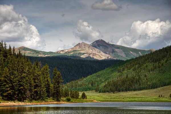 Italiaanse berg over Lente creek reservoir — Stockfoto