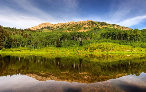 Beaver vijver reflectie panorama — Stockfoto