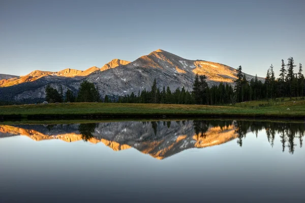 Mammut peak sunrise reflektion — Stockfoto