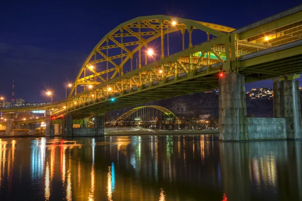 Puente de Fort Duquesne por la noche — Foto de Stock