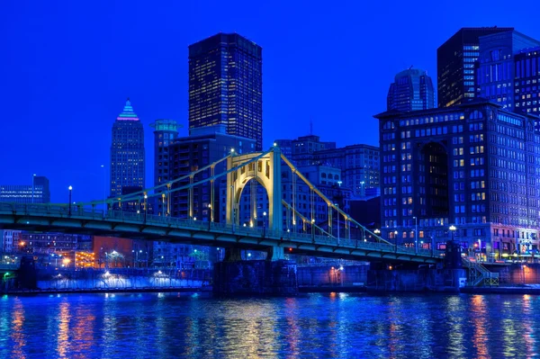 Pittsburgh bei Nacht — Stockfoto