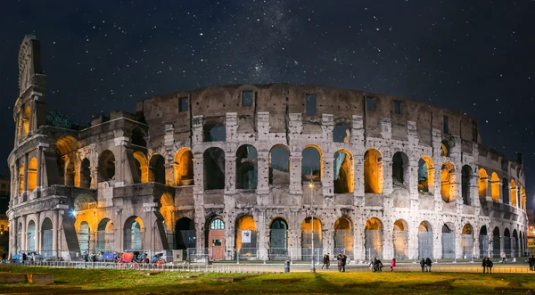 Colosseo di Roma di notte Foto Stock
