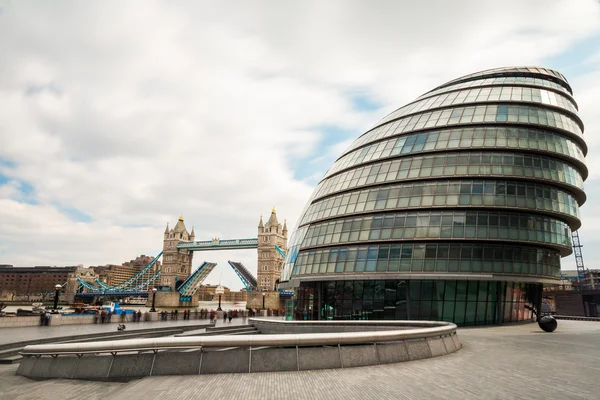 Tower bridge en london city hall — Stockfoto