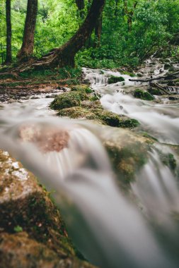 güzel mavi göl ve Plitvice küçük şelale