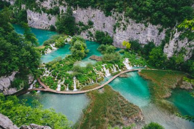 güzel mavi göl ve Plitvice küçük şelale
