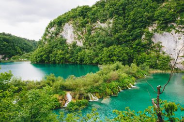 güzel mavi göl ve Plitvice küçük şelale