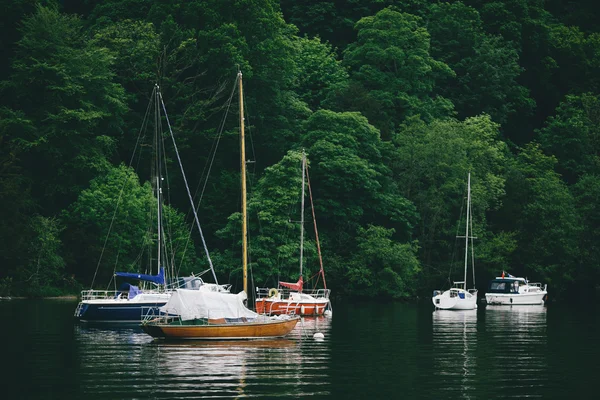 Barcos e Iates no Lago Windermere, Lake District — Fotografia de Stock