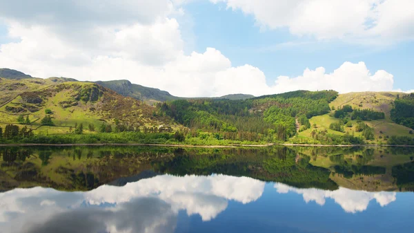 Calm lake and reflection of Windermere hills, Lake District — Stock Photo, Image