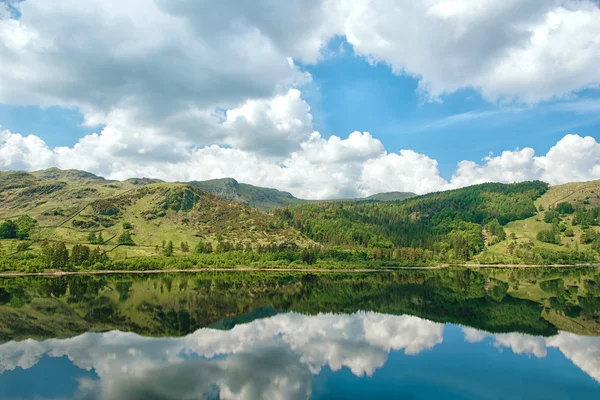 Calm lake and reflection of Windermere hills, Lake District — Stock Photo, Image