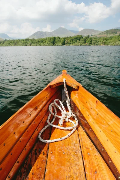 Barco em belo lago — Fotografia de Stock