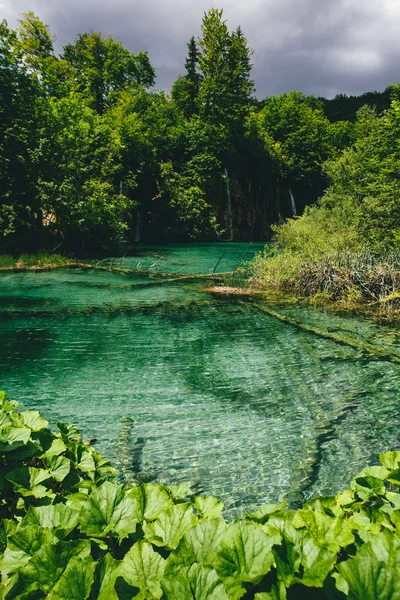 Bellissimo lago blu chiaro e piccola cascata a Plitvice — Foto Stock