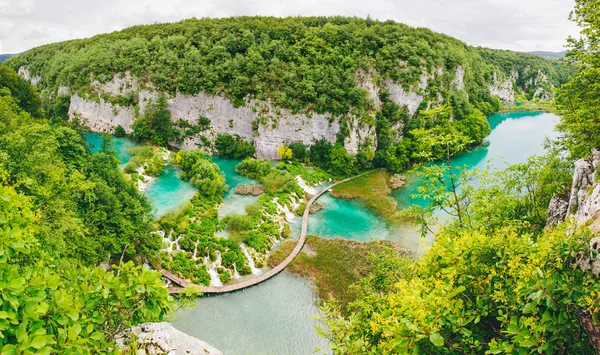 Hermoso lago azul claro y pequeña cascada en Plitvice — Foto de Stock