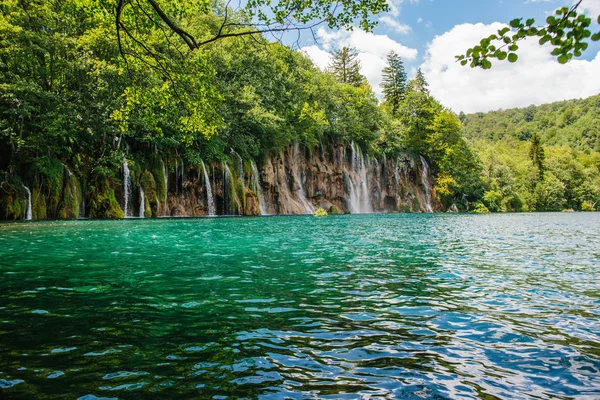 Bellissimo lago blu chiaro e piccola cascata a Plitvice — Foto Stock