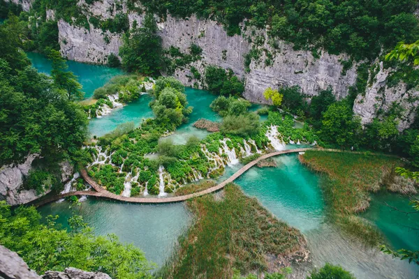 Bellissimo lago blu chiaro e piccola cascata a Plitvice — Foto Stock