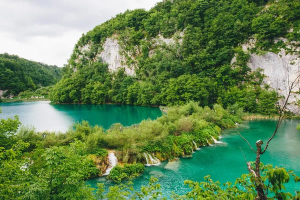 Beautiful clear blue lake and small waterfall in Plitvice — Stock Photo, Image