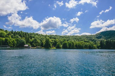 kristal berraklığında su ile ormanda pastoral Mavi Göl