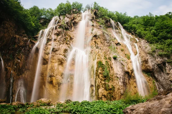 Waterfall in forest with slow shutter motion at plitvice — Stock Photo, Image