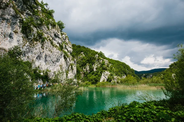 Idyllic blue lake in forest with crystal clear water — Stock Photo, Image