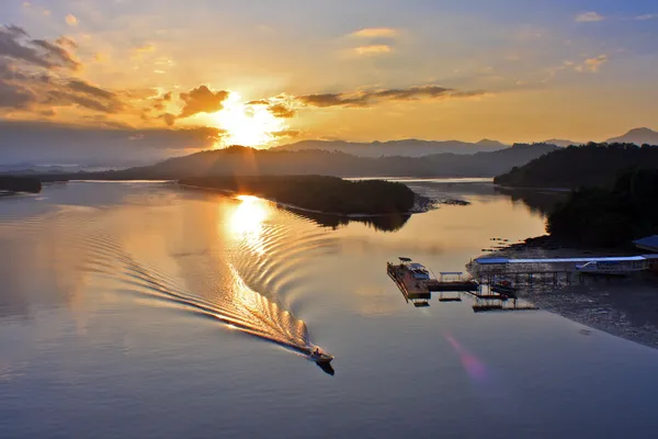 Matahari terbit Di Jembatan Mengkabong Tuaran, Kota Kinabalu, Sabah Malaysia — Stok Foto