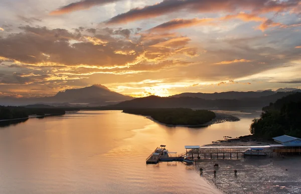 Zonsopgang op de mengkabong brug tuaran, kota kinabalu, sabah Maleisië Stockfoto