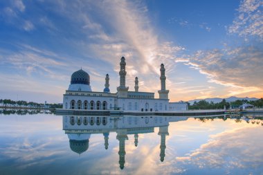 bandaraya kota kinabalu, sabah borneo yüzen gündoğumu camide Malezya