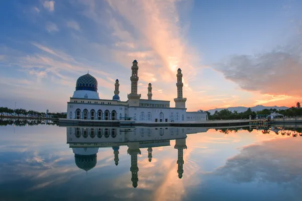 Flotante Bandaraya Kota-Kinabalu, Mezquita Sabah Borneo Malasia al amanecer — Foto de Stock