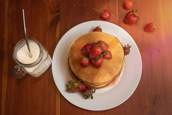 Assiette Gâteaux Chauds Fraises Sur Une Table Bois — Photo