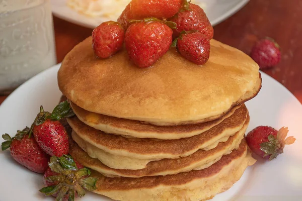 Teller Mit Heißen Kuchen Und Erdbeeren Auf Dem Tisch — Stockfoto