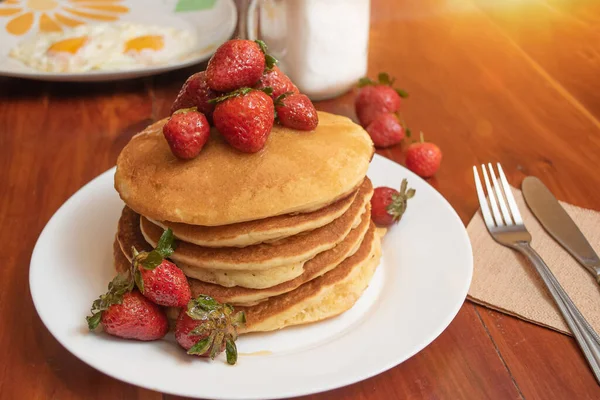 Plate Hot Cakes Strawberries Table — Stock Photo, Image