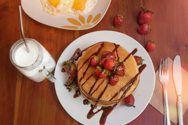 Teller Mit Heißen Kuchen Und Erdbeeren Auf Dem Tisch — Stockfoto