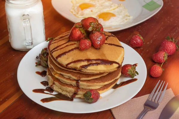 Teller Mit Heißen Kuchen Und Erdbeeren Auf Dem Tisch — Stockfoto