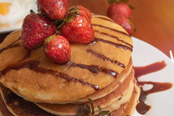 Großaufnahme Von Heißen Kuchen Und Erdbeeren Auf Einem Tisch — Stockfoto