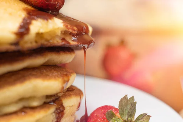 Nahaufnahme Eines Heißen Kuchens Mit Erdbeeren Tropft Schokoladensirup — Stockfoto