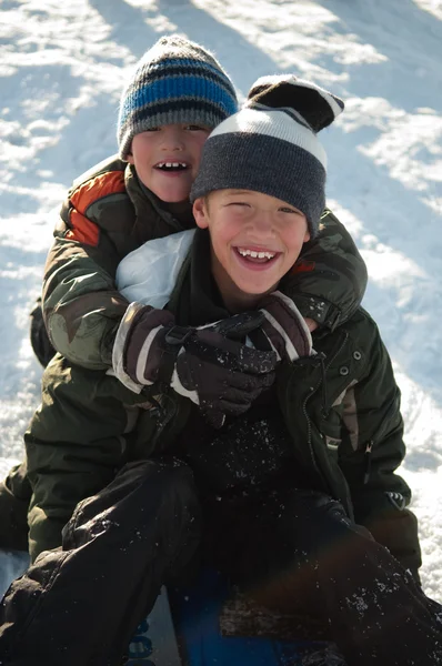 孩子们在雪地上 — 图库照片