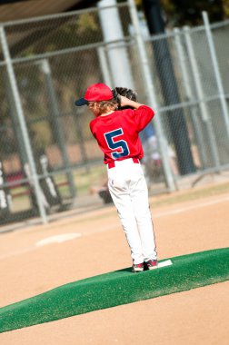 genç çocuk sürahi