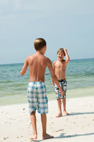 Two young boys on the beach — Stock Photo, Image