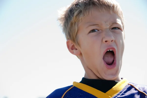 Giovane ragazzo biondo urla — Foto Stock