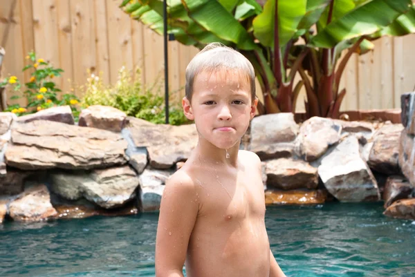 Ung pojke drypande våt — Stockfoto
