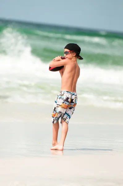 Klein jongetje met voetballen bij het strand Stockfoto