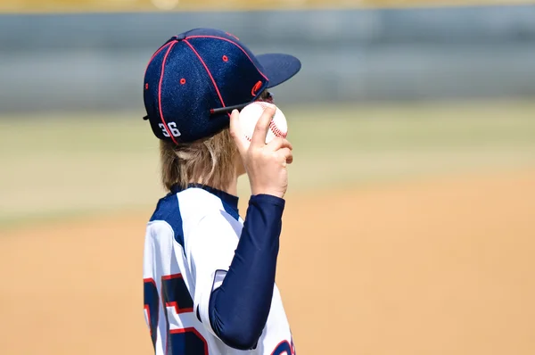 Jugador de béisbol de liga pequeña sosteniendo una pelota —  Fotos de Stock