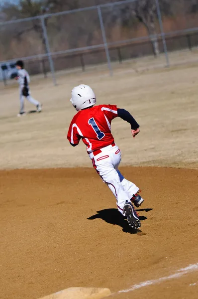 Kleiner Baseballspieler läuft Bases — Stockfoto